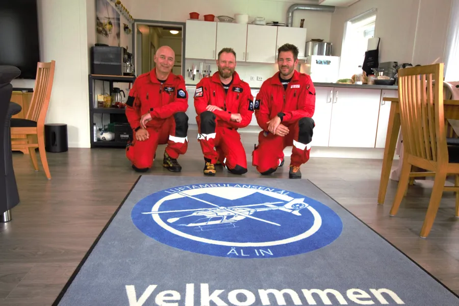 Lege, pilot og redningsmann i røde uniformer