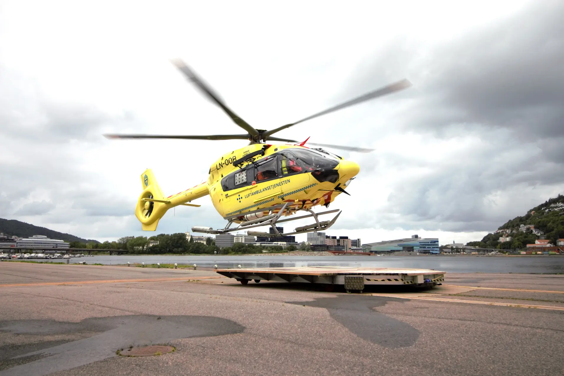 Et gult helikopter tar av i Bergen