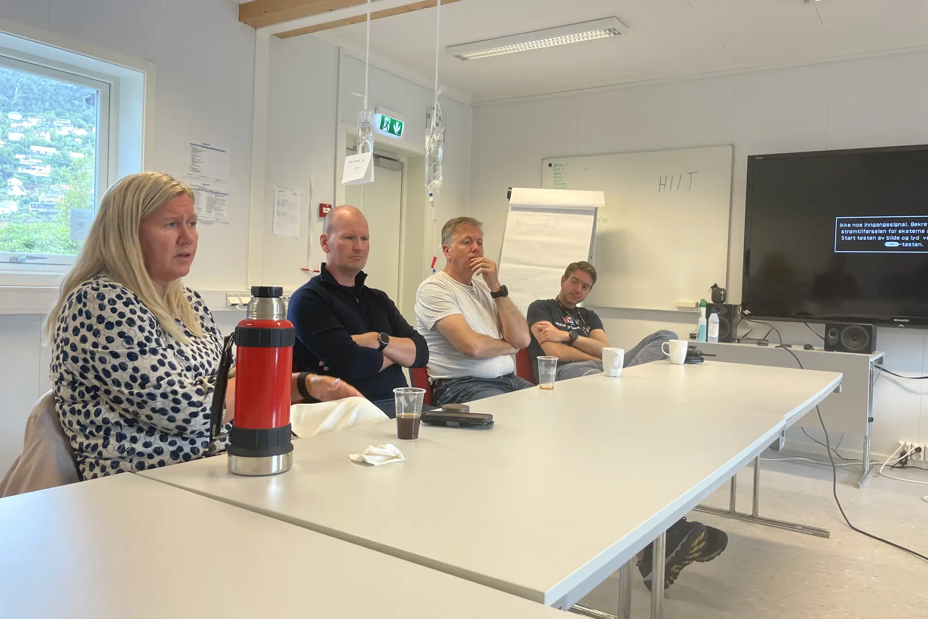 En gruppe mennesker som sitter ved et bord