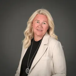 dame med langt lyst hår