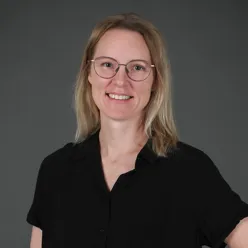 En person som bruker briller