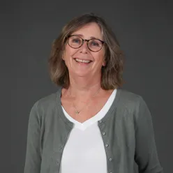 En person som bruker briller