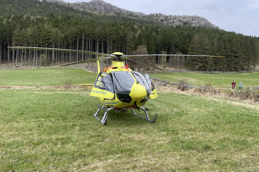 Helikopter plassert på et jorde