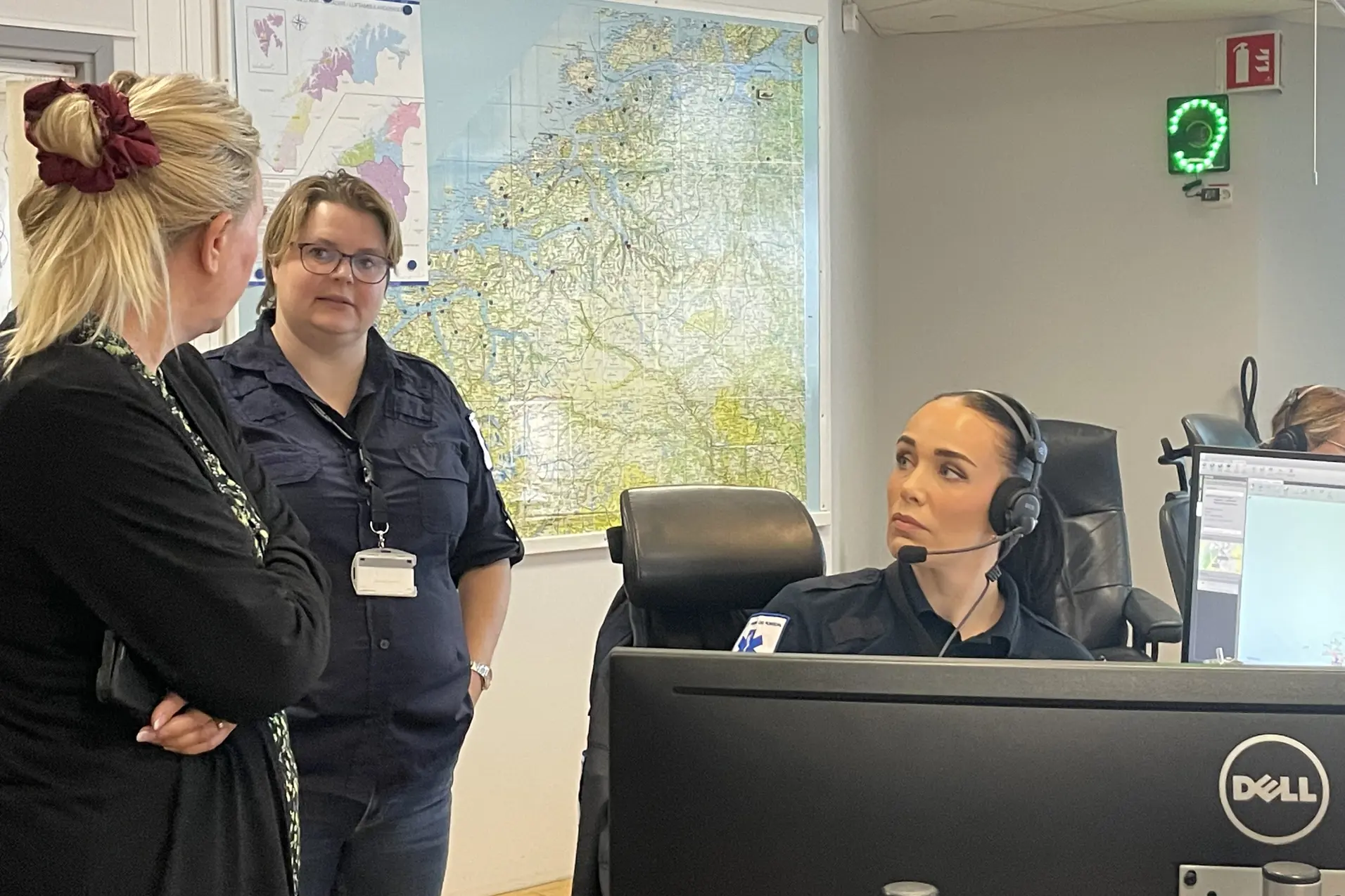 En kvinne som snakker med en mann i en stol